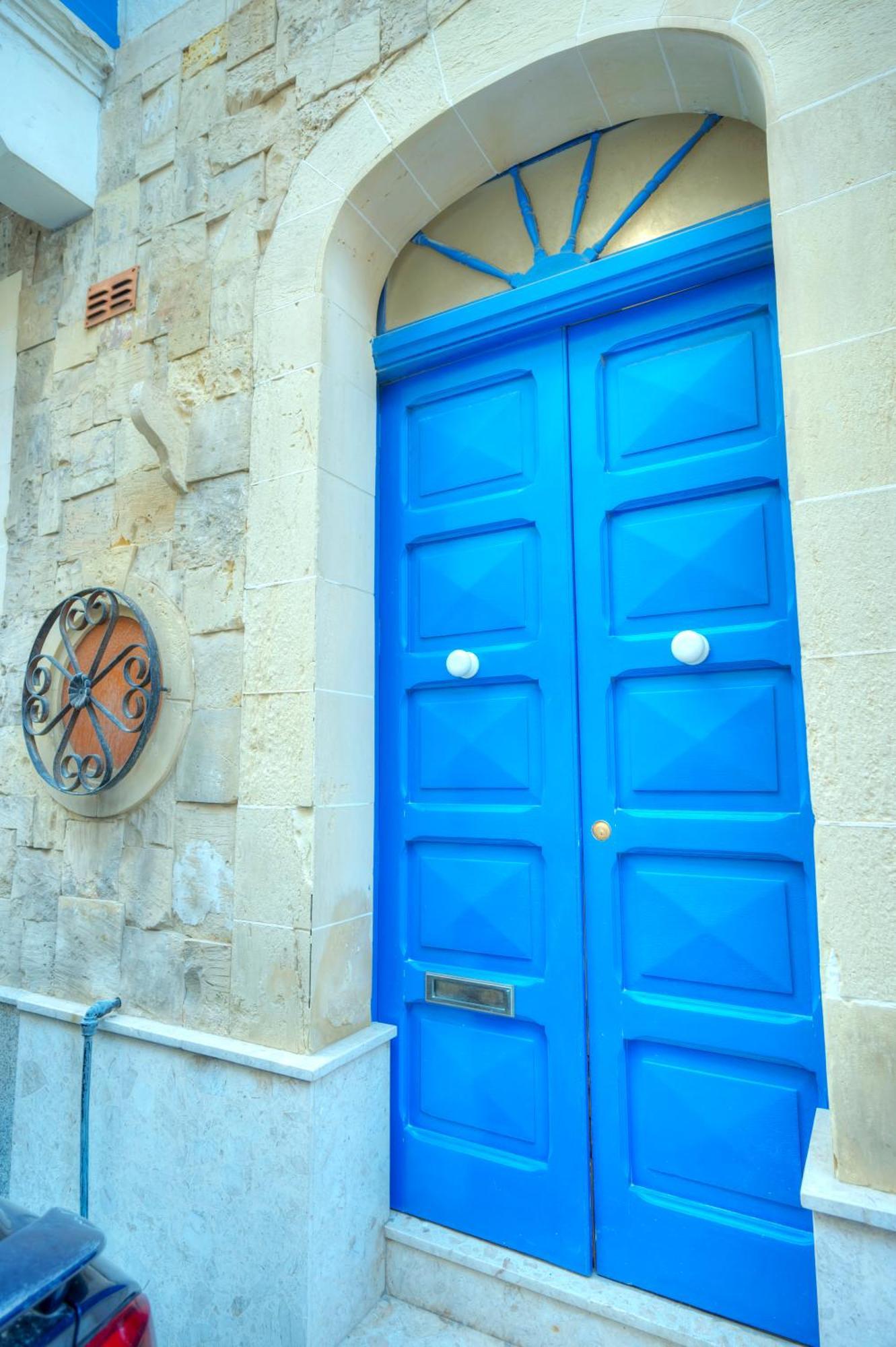 Seaview Sliema 30 Seconds To High Street & Ferry, 2X Double En-Suite Bedrooms, Modern Whole Traditional Townhouse, Kitchen, Living Area, & Roof Terrace Exterior photo