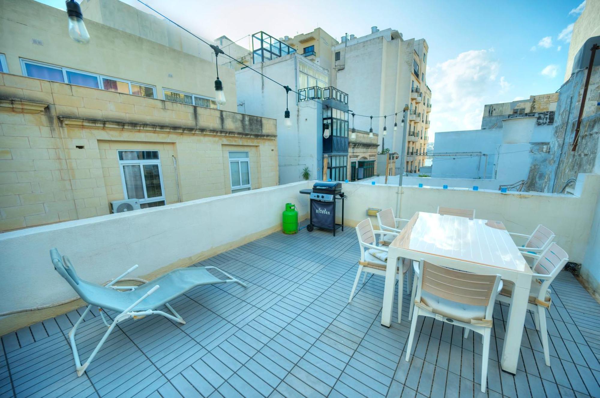 Seaview Sliema 30 Seconds To High Street & Ferry, 2X Double En-Suite Bedrooms, Modern Whole Traditional Townhouse, Kitchen, Living Area, & Roof Terrace Exterior photo