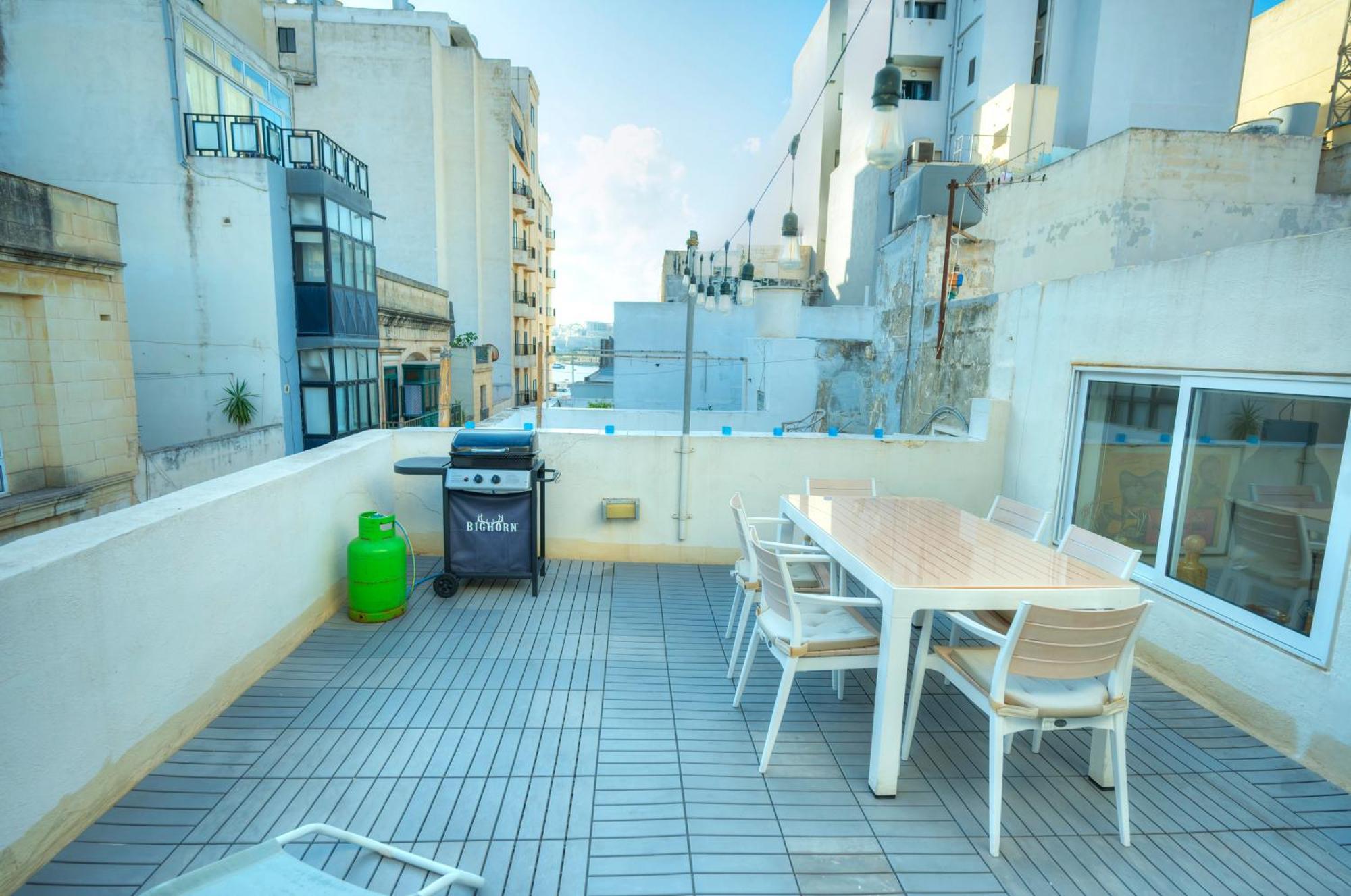 Seaview Sliema 30 Seconds To High Street & Ferry, 2X Double En-Suite Bedrooms, Modern Whole Traditional Townhouse, Kitchen, Living Area, & Roof Terrace Exterior photo