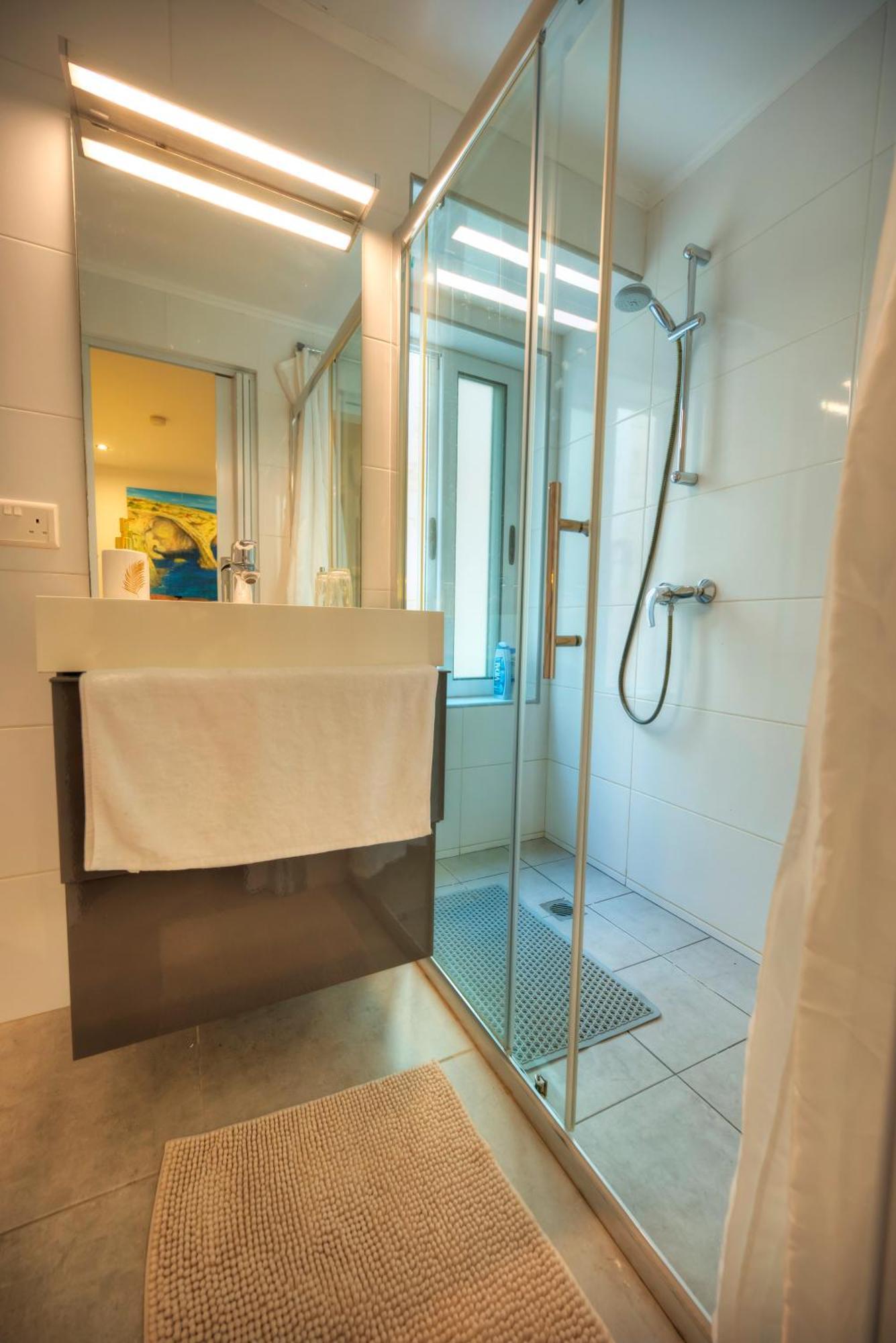 Seaview Sliema 30 Seconds To High Street & Ferry, 2X Double En-Suite Bedrooms, Modern Whole Traditional Townhouse, Kitchen, Living Area, & Roof Terrace Exterior photo