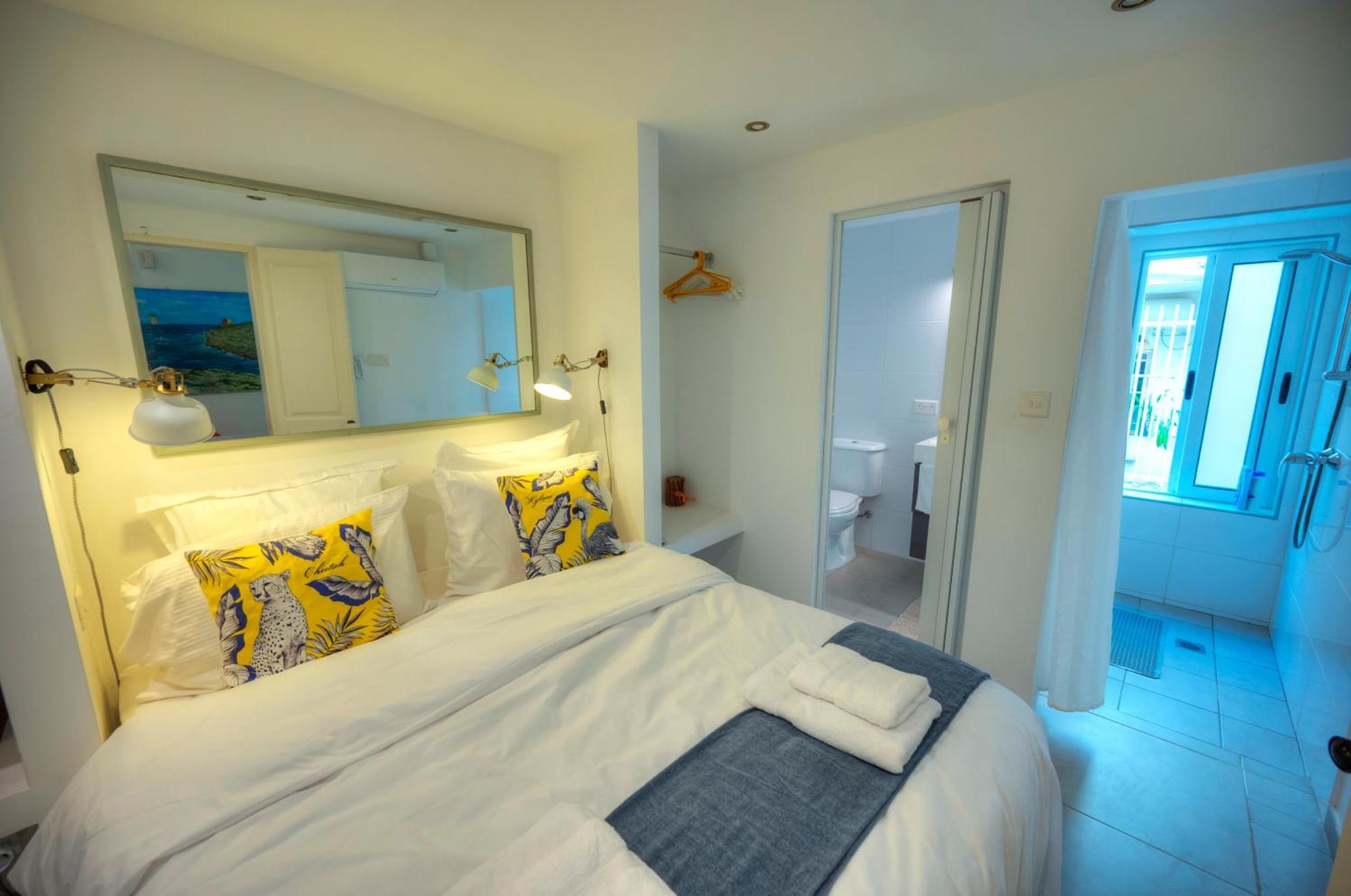 Seaview Sliema 30 Seconds To High Street & Ferry, 2X Double En-Suite Bedrooms, Modern Whole Traditional Townhouse, Kitchen, Living Area, & Roof Terrace Exterior photo