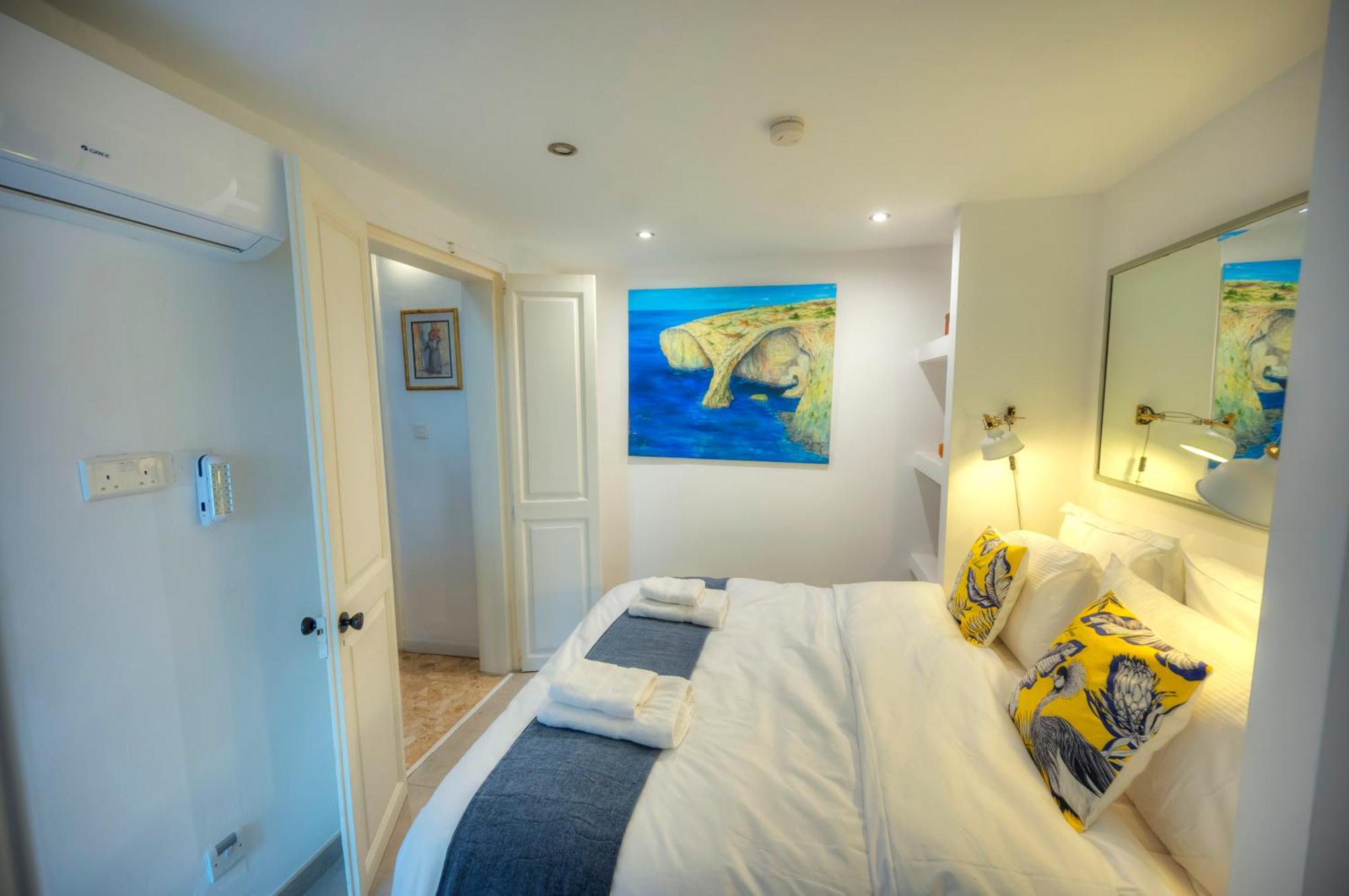 Seaview Sliema 30 Seconds To High Street & Ferry, 2X Double En-Suite Bedrooms, Modern Whole Traditional Townhouse, Kitchen, Living Area, & Roof Terrace Exterior photo