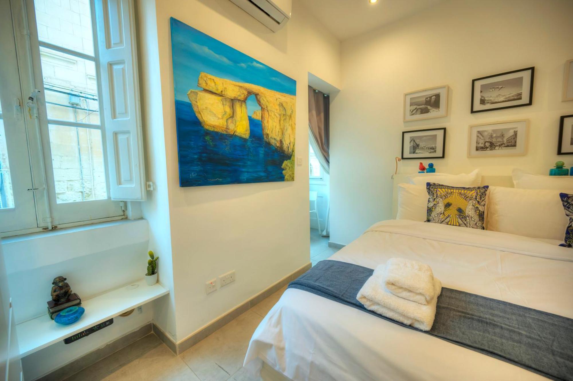Seaview Sliema 30 Seconds To High Street & Ferry, 2X Double En-Suite Bedrooms, Modern Whole Traditional Townhouse, Kitchen, Living Area, & Roof Terrace Exterior photo