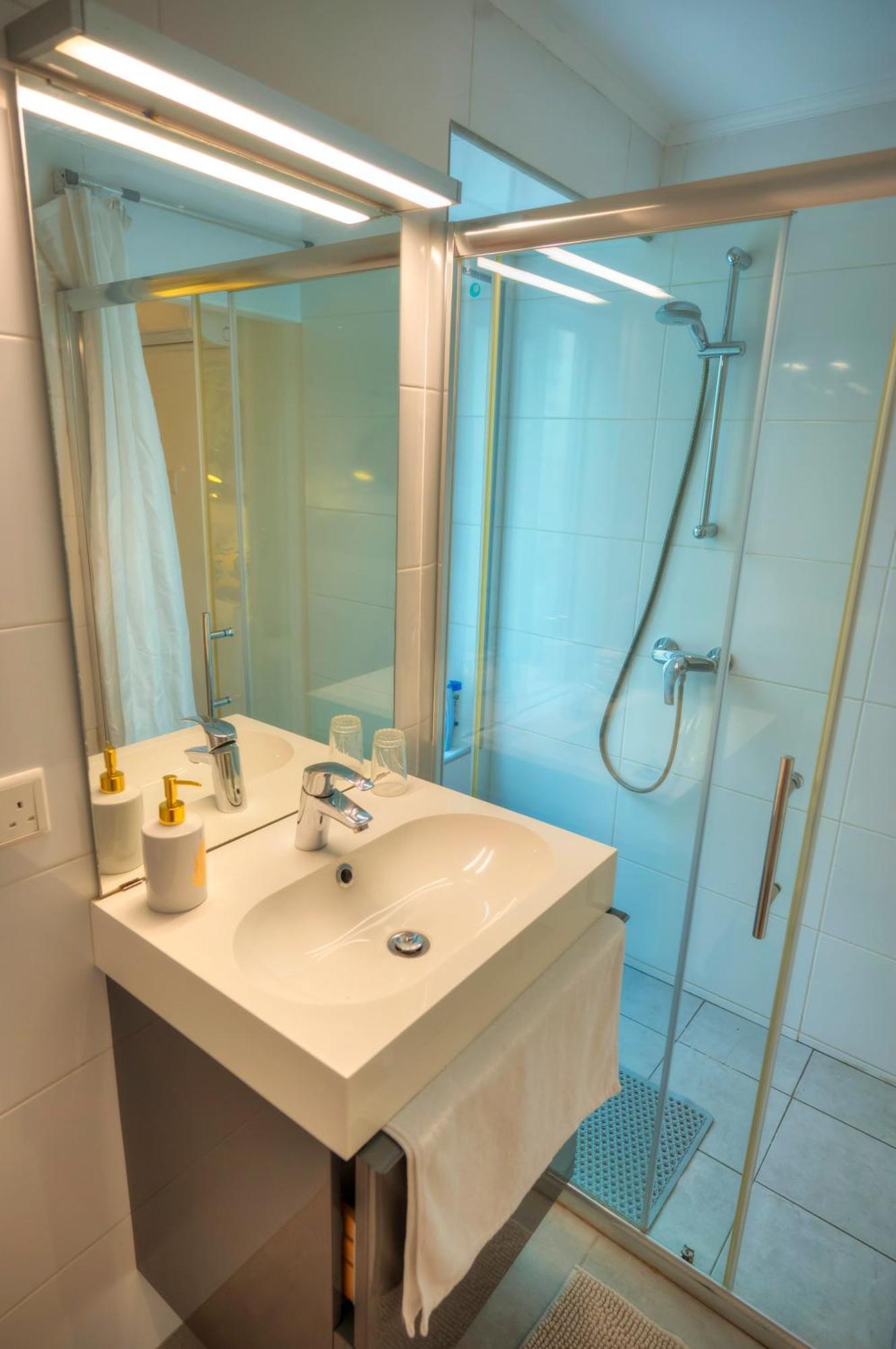 Seaview Sliema 30 Seconds To High Street & Ferry, 2X Double En-Suite Bedrooms, Modern Whole Traditional Townhouse, Kitchen, Living Area, & Roof Terrace Exterior photo