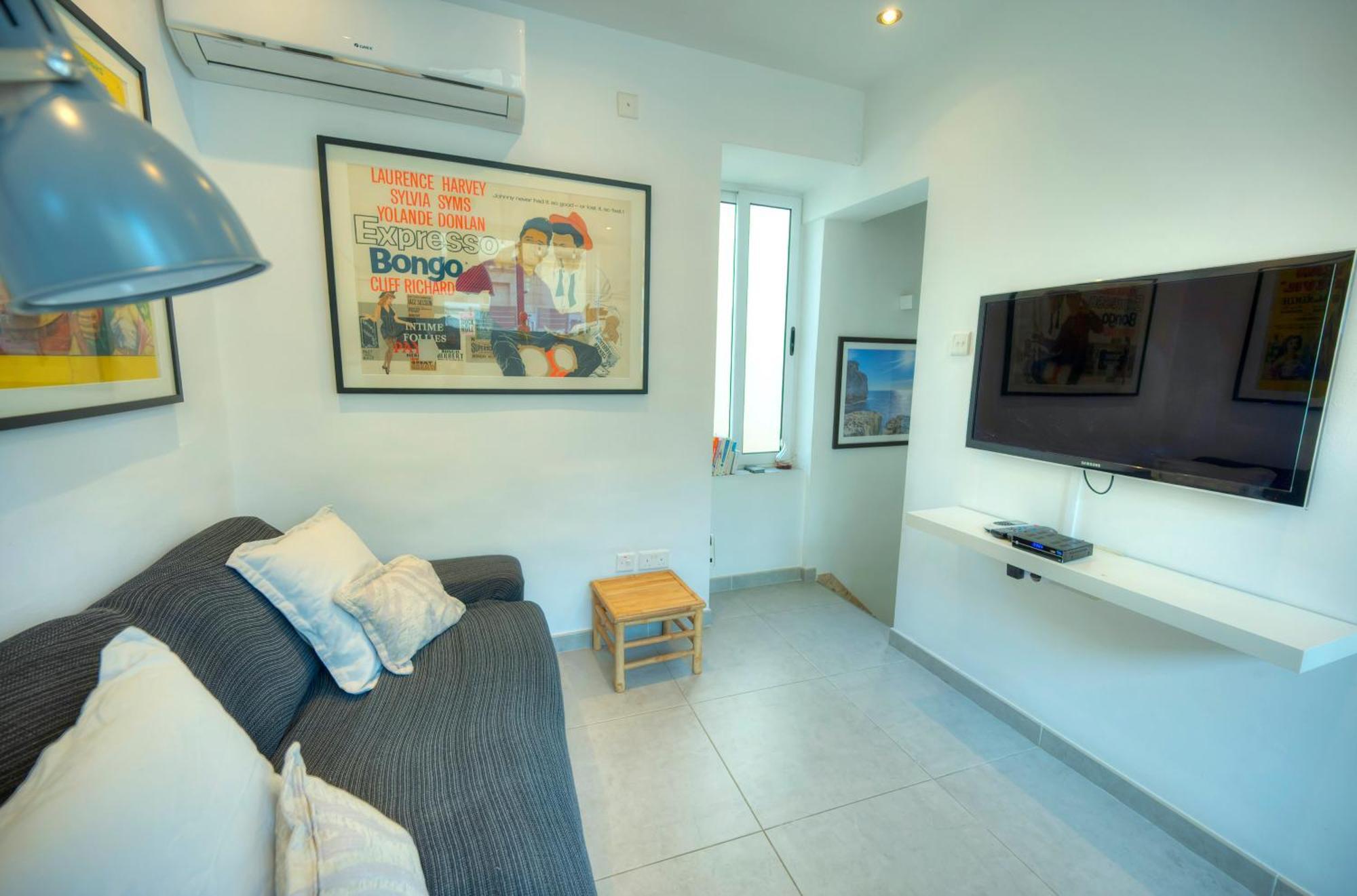 Seaview Sliema 30 Seconds To High Street & Ferry, 2X Double En-Suite Bedrooms, Modern Whole Traditional Townhouse, Kitchen, Living Area, & Roof Terrace Exterior photo
