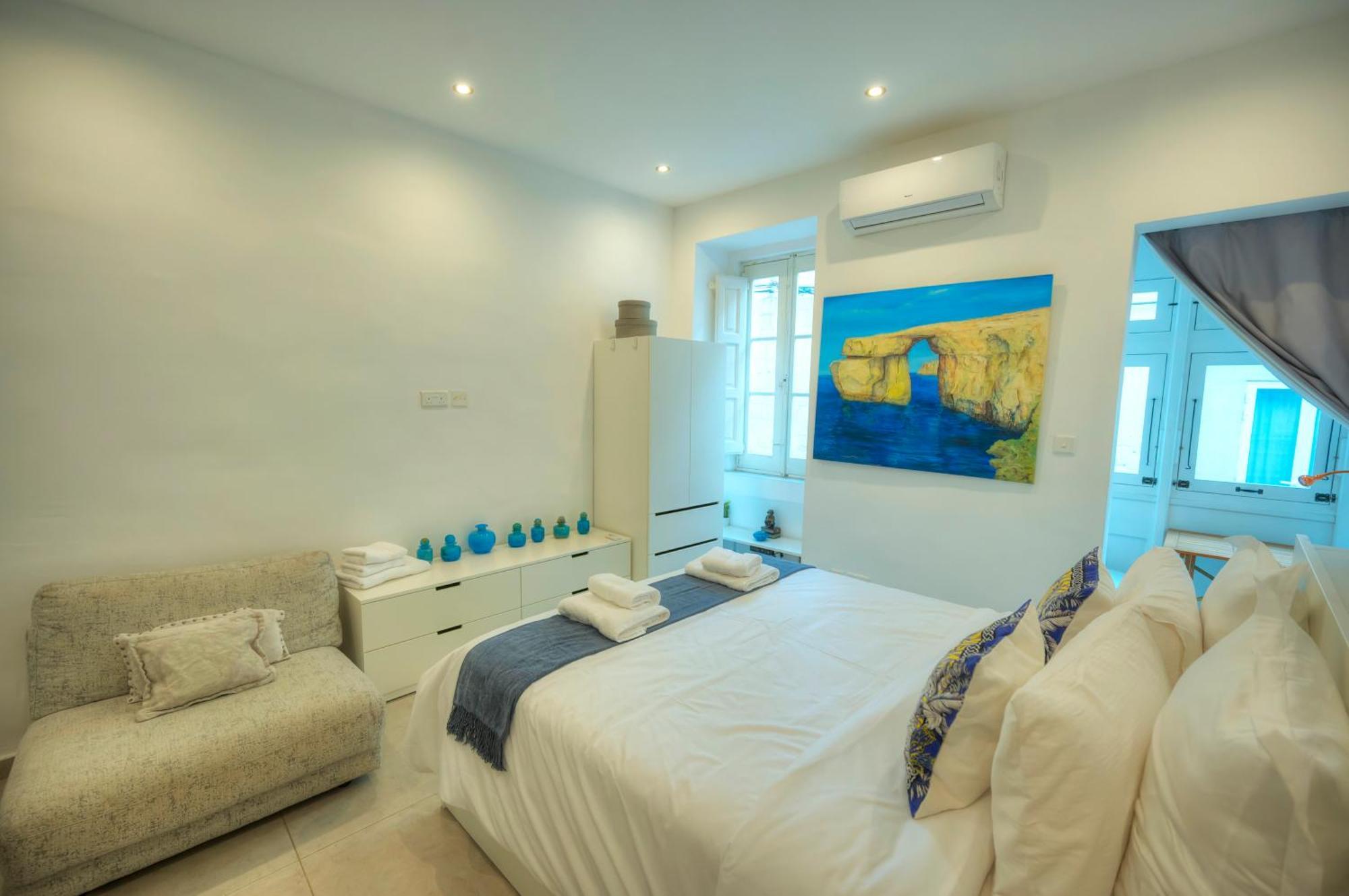 Seaview Sliema 30 Seconds To High Street & Ferry, 2X Double En-Suite Bedrooms, Modern Whole Traditional Townhouse, Kitchen, Living Area, & Roof Terrace Exterior photo