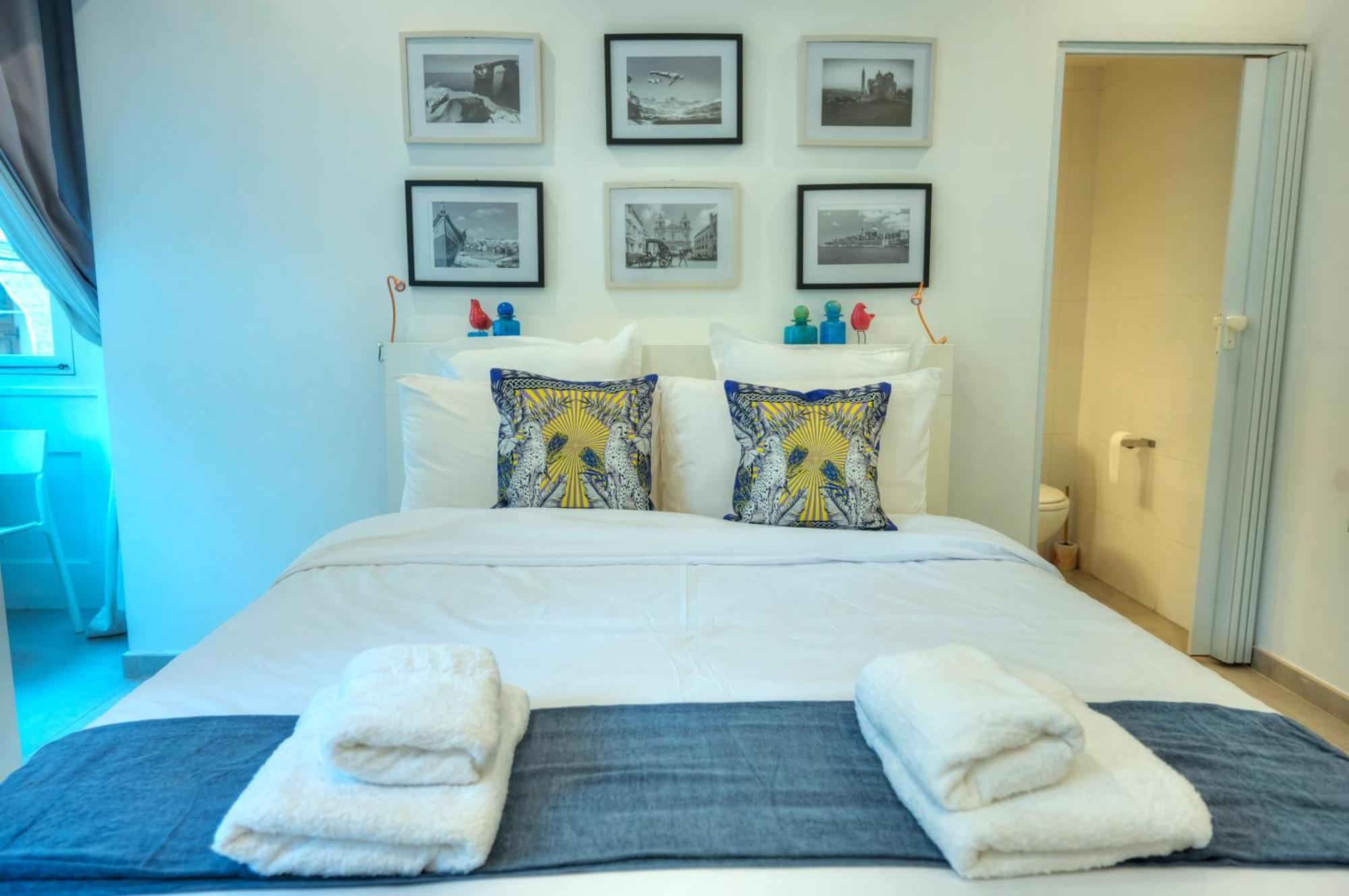 Seaview Sliema 30 Seconds To High Street & Ferry, 2X Double En-Suite Bedrooms, Modern Whole Traditional Townhouse, Kitchen, Living Area, & Roof Terrace Exterior photo