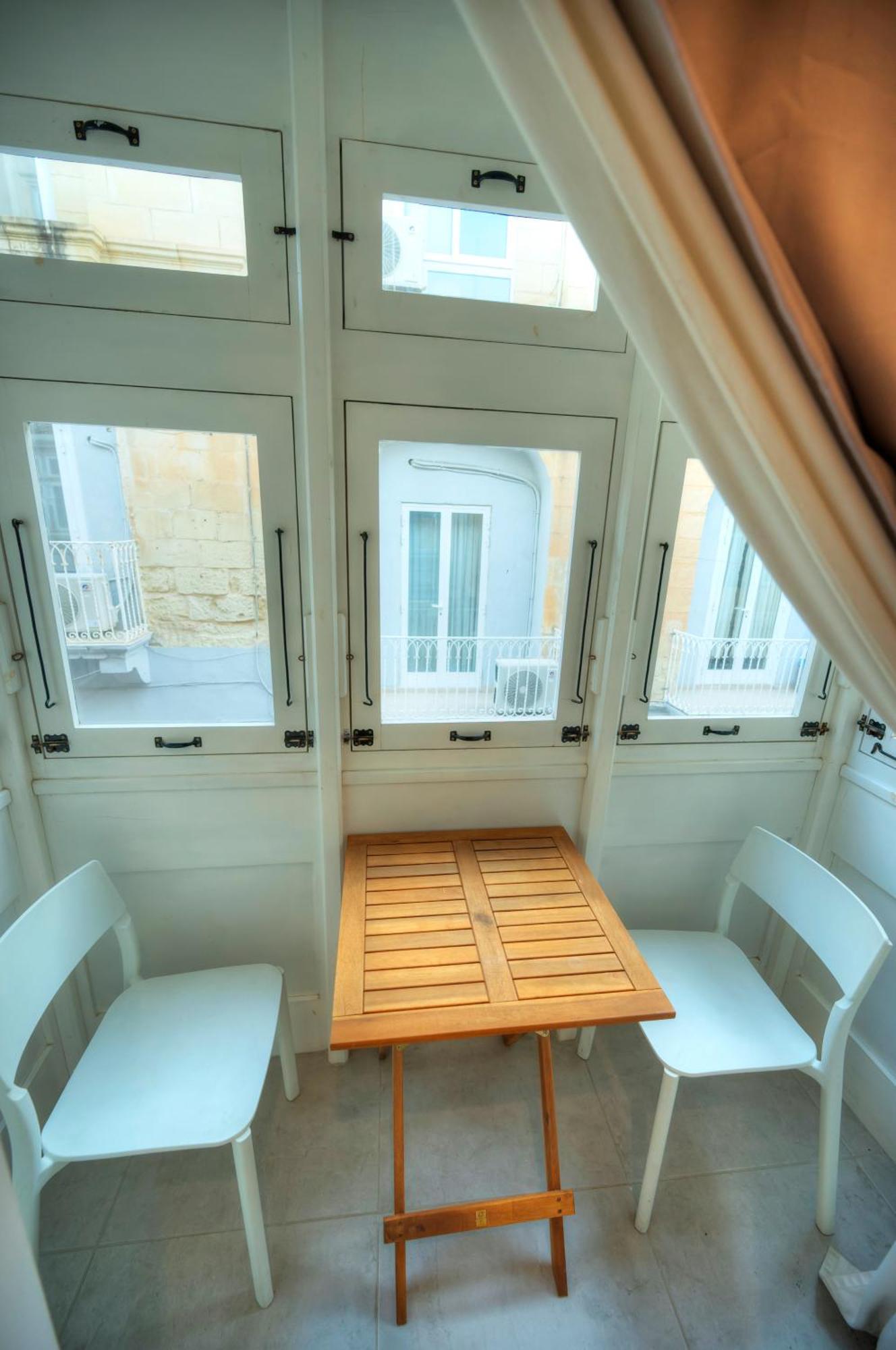 Seaview Sliema 30 Seconds To High Street & Ferry, 2X Double En-Suite Bedrooms, Modern Whole Traditional Townhouse, Kitchen, Living Area, & Roof Terrace Exterior photo