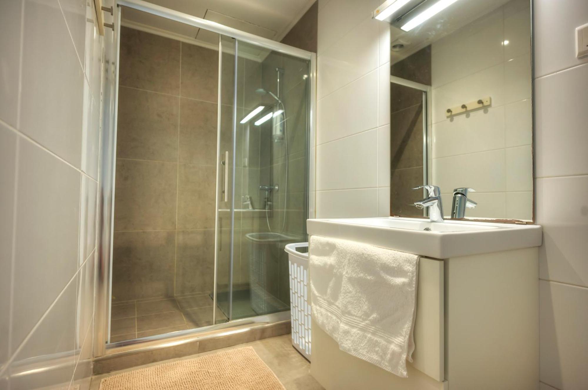 Seaview Sliema 30 Seconds To High Street & Ferry, 2X Double En-Suite Bedrooms, Modern Whole Traditional Townhouse, Kitchen, Living Area, & Roof Terrace Exterior photo